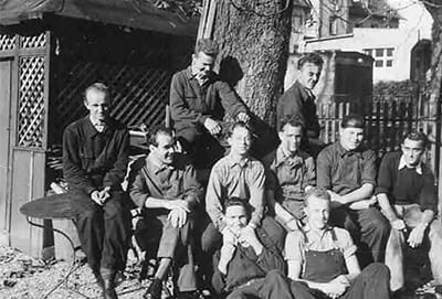 Guentert-Praezisionstechnik-Schwenningen-Gruppe-vor-Baum